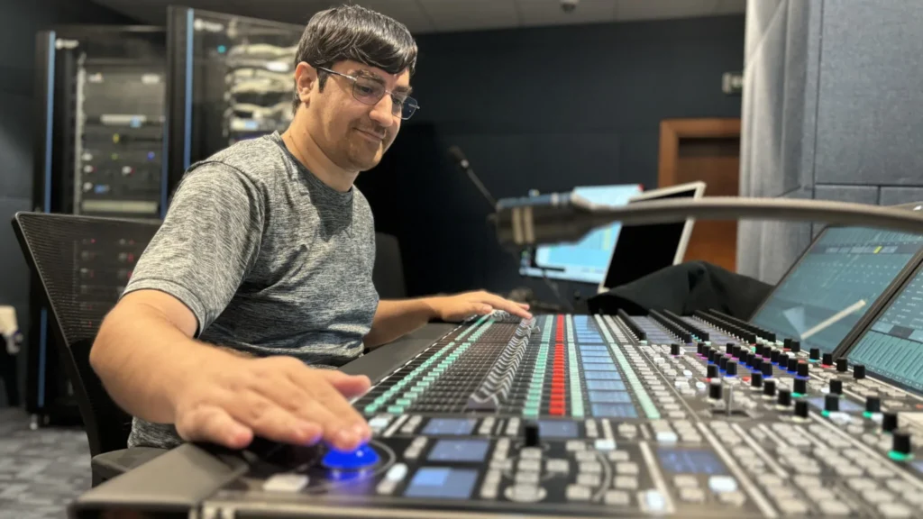 Anas Alkurdi working at the mc²56 close-up